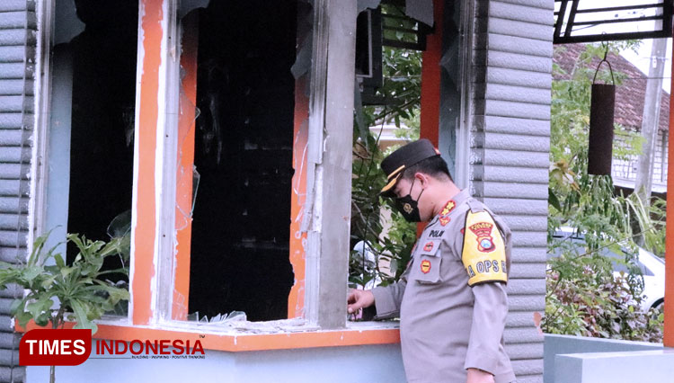 Kapolres Gresik AKBP Mochamad Nur Azis saat meninjau fasilitas umum yang rusak (FOTO: Akmal/TIMES Indonesia)