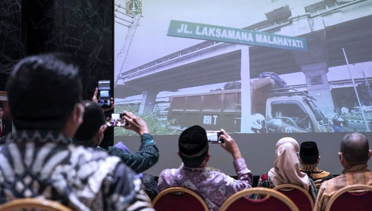 Gubernur Anies Baswedan meresmikan nama Jalan Laksamana Malahayati, sebagai pengganti nama Jalan Inspeksi Kalimalang. (FOTO: Pemrov DKI Jakarta)