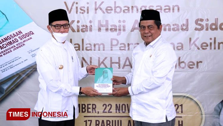 Rektor UIN KHAS Jember Babun Suharto (kanan) dan Wakil Bupati Jember M. Balya Firjaun Barlaman dalam peluncuran buku. (FOTO: Humas UIN KHAS Jember for TIMES Indonesia)