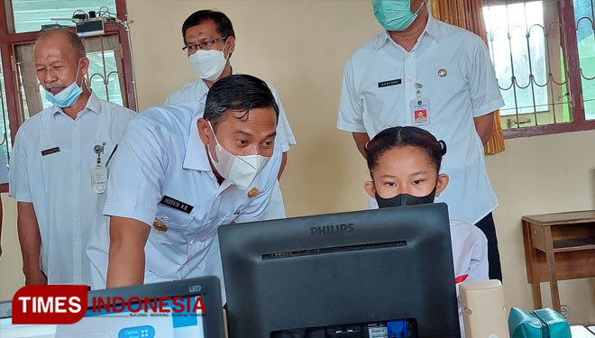 Bupati Pacitan Indrata Nur Bayuaji saat memantau siswa lakukan ANBK (Foto: Rojihan/TIMES Indonesia)