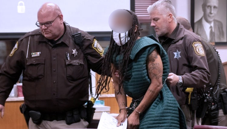 Mengenakan baju anti bunuh diri, Darrel Brooks diajukan ke Pengadilan dengan kawalan ketat polisi, dan ia menangis. (FOTO :BBC)
