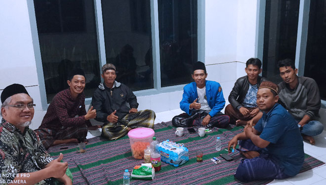 Ketua Dosen Berkarya FILKOM UB bersama tokoh masyarakat dan karang taruna Desa Dawuhan. (foto: Filkom UB for TIMES Indonesia)