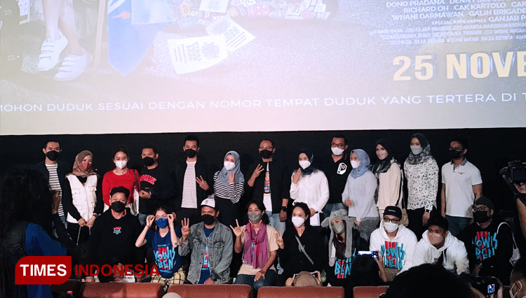 Foto bersama all cast film Yowis Ben 3 di Movimax Dinoyo, Minggu, (21/11/2021). (FOTO: Ratu Bunga/TIMES Indonesia)