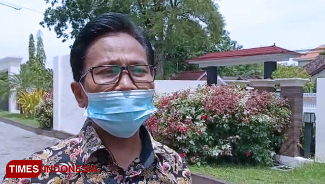 Gandhi Hartoyo, Direktur PDAM Kabupaten Probolinggo, saat akan menjalani pemeriksaan KPK RI di Mapolres Probolinggo Kota.(Foto: Dicko W/TIMES Indonesia)