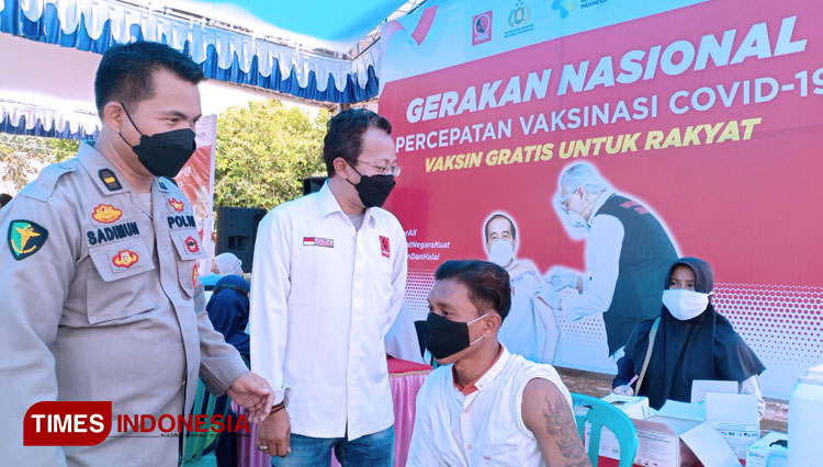 DPC Projo Banyuwangi gandeng Polri gelar vaksinasi di Kecamatan Muncar. (FOTO: Agung Sedana/ TIMES Indonesia)