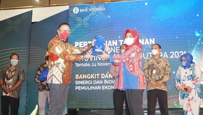 Direktur Utama Trimegah Bangun Persada (TBP) Donald J. Hermanus menerima penghargaan dari Bank Indoneisa Maluku Utara yang diserahkan oleh Asisten II Setda Malut, Sri Hatari. (Foto: Fadly for TIMES Indonesia)