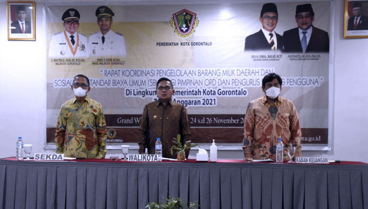 Wali Kota Gorontalo, Marten Taha saat membuka Rapat koordinasi pengelolaan barang milik daerah. (FOTO: Humas Pemkot Gorontalo) 