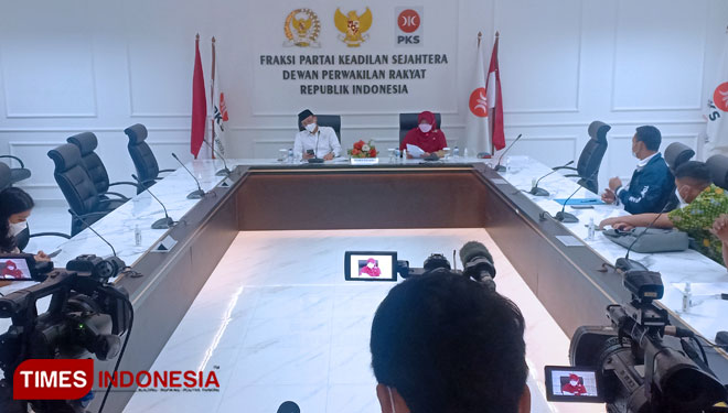 Wakil Ketua Fraksi PKS Ecky Awal Mucharam bersama Anis Byarwati tengah menyampaikan pandangan fraksinya terkait dengan pembahasan RUU HKPD - FOTO: Sumitro/ TIMES Indonesia