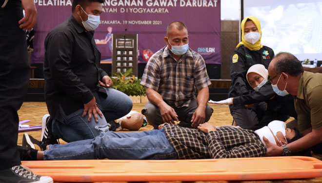 Peserta Pelatihan Penanganan Pertama pada Korban Kecelakaan Lalu Lintas ketika mengikuti praktik menanganan korban kecelakaan. (FOTO: Humas PT Jasa Raharja for TIMES Indonesia)