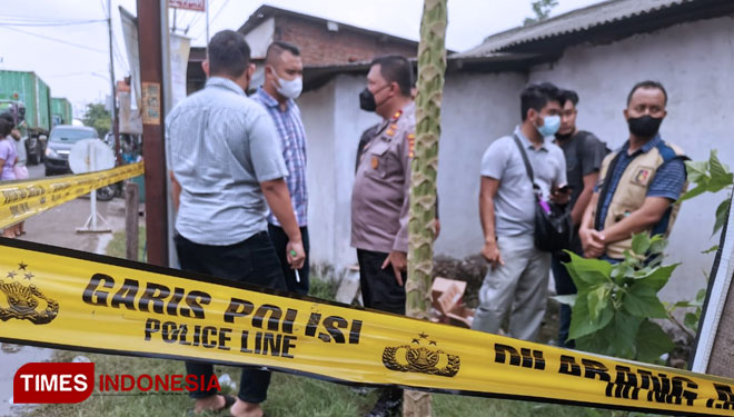 Polisi saat identifikasi di TKP (Foto: Akmal/TIMES Indonesia).