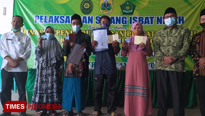Penyerahan surat nikah oleh Anggota DPRD Bondowoso H Tohari bagi warga yang susah mengikuti sidang isbat nikah (FOTO: Moh Bahri/TIMES Indonesia).