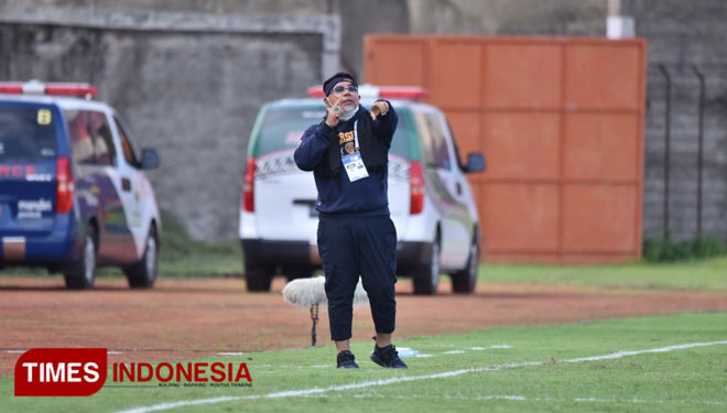 Pelatih Persela, Iwan Setiawan, memberikan arahan kepada pemainnya, dalam pertandingan lanjutan BRI Liga 1 di Stadion Sultan Agung, Bantul, Selasa (23/11/2021). (FOTO: Persela for TIMES Indonesia)
