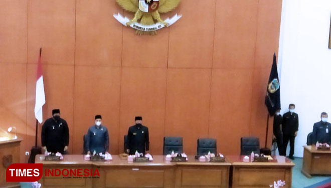 Tampak kursi Pimpinan DPRD Pacitan yang  masih kosong saat Rapat Paripurna Pengambilan Keputusan APBD 2022. (Foto: Yusuf Arifai/TIMES Indonesia)
