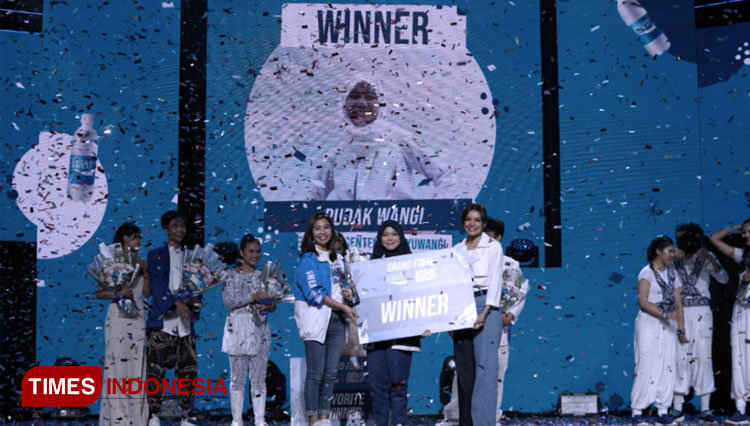 Penyerahan hadiah kepada Pudak Wangi sebagai Pemenang Pocari Sweat Bintang SMA 2021. (FOTO: Pocari Sweat for TIMES Indonesia) 