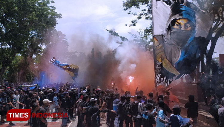 Suporter fanatik Persela Lamongan menggelar aksi sebagai bentuk protes atas hasil buruk yang diraih Persela belakangan, Rabu (24/11/2021). (FOTO: MFA Rohmatillah/TIMES Indonesia)