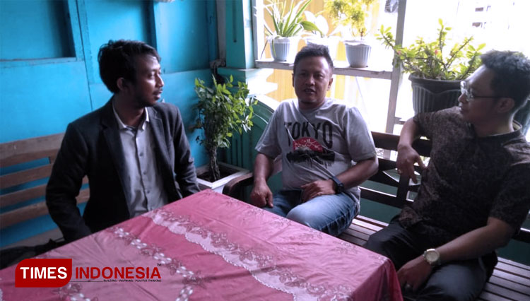 Mantan Kepala Dusun Kembangsongo, Kalurahan Trimulyo, Kapanewon Jetis, Bantul, Suroto (tengah) didampingi penasehat hukumnya. (FOTO: Totok Hidayat/TIMES Indonesia)