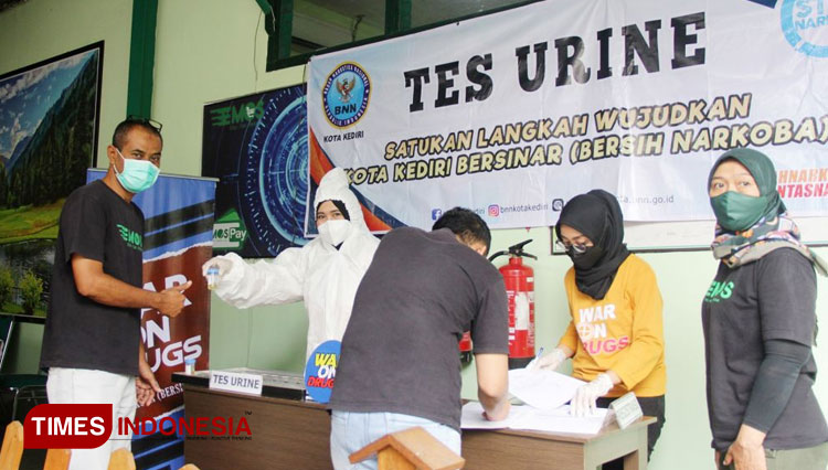 Memimpin jalannya tes urine dan sosialisasi P4GN Sub Koordinator Seksi Pencegahan dan Pemberdayaan Masyarakat BNN Kota Kediri Kompol. DN. Indrawati, S.H. (FOTO: AJP TIMES Indonesia)