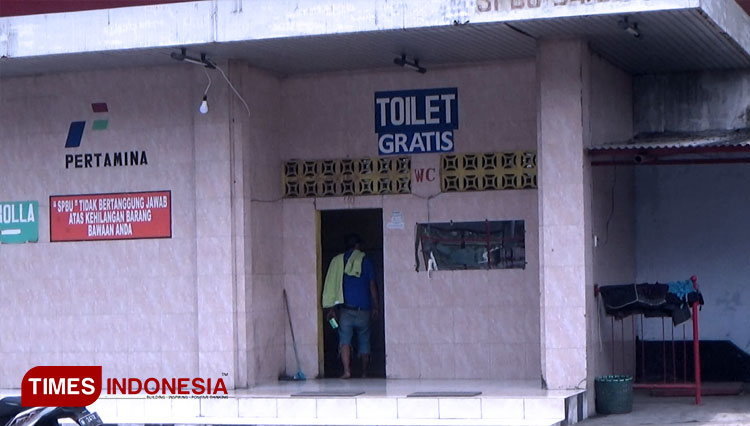 Toilet di SPBU Leces Kabupaten Probolinggo, yang sempat dikunjungi Menteri BUMN Eric Thohir. (FOTO: Dicko W/TIMES Indonesia)