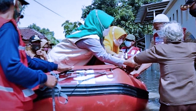 Bupati Tegal, H Umi Azizah saat meninjau Banjir menggunakan perahu karet di Desa Sidakaton, Dukuhturi, Kabupaten Tegal. (Foto : Dimas Reza Yogatama For TIMES Indonesia)