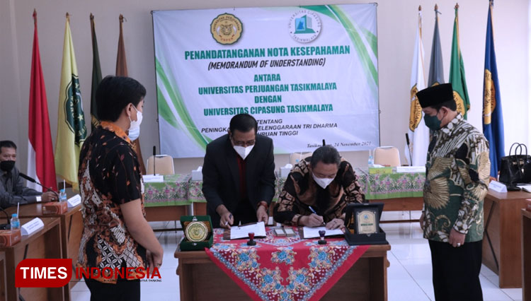 Penandatanganan kerjasama diteken langsung oleh Rektor Unper dan Rektor Uncip, Rabu (24/11/21) siang. (FOTO: Harniwan Obech/TIMES Indonesia)