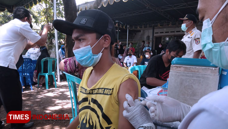 Peserta vaksinasi di kabupaten Jember. (Foto: Arip Ripaldi/TIMES Indonesia)