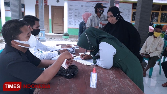 Penyaluran bansos PKH Plus di Kecamatan Bantaran, Kabupaten Probolinggo dengan menerapkan protokol kesehatan, Rabu 24 November 2021 (foto: Iqbal/TIMES Indonesia)