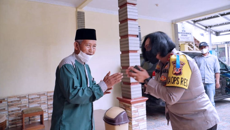 Kapolres Banjar saat berkunjung ke kediaman Ketua DMI untuk bersilaturahmi (foto:Humas Polres Banjar)