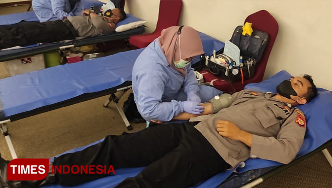 Peserta dari jajaran kepolisian Yogyakarta mengikuti aksi sosial donor darah di Ballroom Adipati. (Foto: Hendro S.B/TIMES Indonesia)