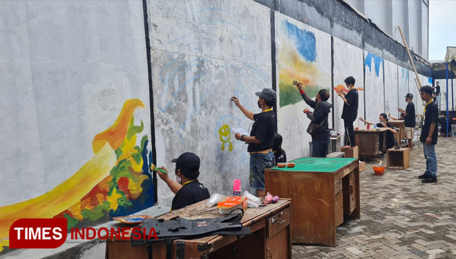 Para peserta mural menggambar pembangunan infrastruktur Jawa Tengah di Semarang, Rabu (24/11/2021). (Foto: Humas Pemprov Jateng) 