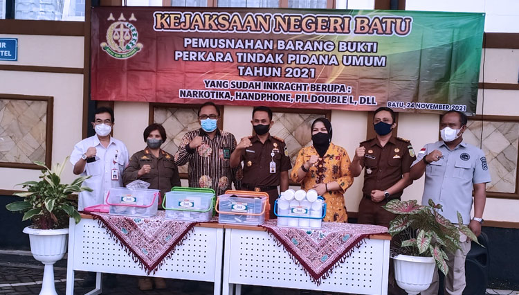 Kepala Kejaksaan Negeri Kota Batu, Dr Supriyanto hancurkan barang bukti 71 handphone dengan palu dalam pemusnahan barang bukti. (FOTO: Kejari Batu for TIMES Indonesia)