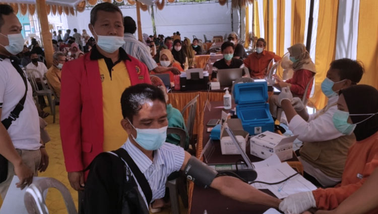 H. Muh Hasyim saat meninjau vaksinasi (Foto: PDM Madiun/TIMES Indonesia)