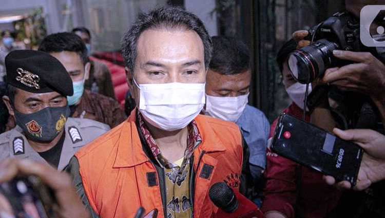 Mantan Wakil DPR RI Azis Syamsuddin saat memakai baju oranye setelah ditetapkan tersangka kasus korupsi oleh KPK RI. (FOTO: Liputan.6)