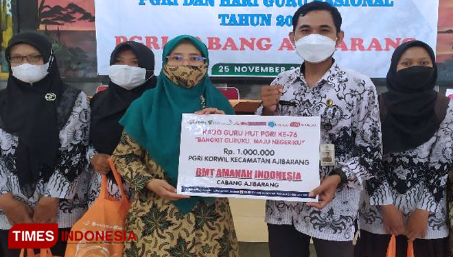 BMT Amanah Indonesia Ajibarang memberikan bantuan sembako dan uang tunai pada para guru honorer yang diapresiasi ketua PGRI Banyumas.( FOTO : Sutrisno/TIMES Indonesia)