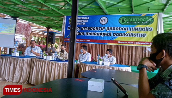 Bakesbangpol Magetan saat menggelar dialog interaktif dengan para jurnalis yang berlangsung di kawasan wisata Magetan Park, Rabu (24/11/2021). (Foto: M Kilat Adinugroho/TIMES Indonesia)