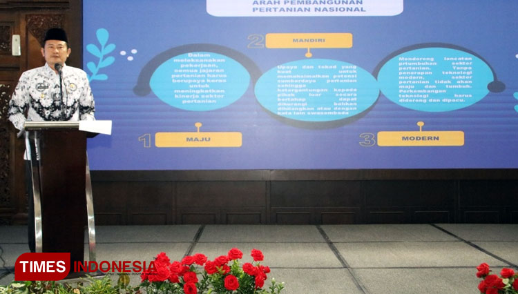 Bupati Lamongan Yuhronur Efendi dalam acara Temu Wicara Kontak Tani dengan Petani dan Pengusaha di Pendopo Lokatantra, Kamis (25/11/2021), Foto : Prokopim Lamongan for TIMES Indonesia) 