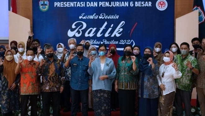 Foto bersama Bupati Pacitan Indrata Nur Bayuaji dengan peserta dan juri usai selesai lomba batik di Gedung Karya Darma Pacitan. (Foto: dok Inb_indratanurbayuaji)