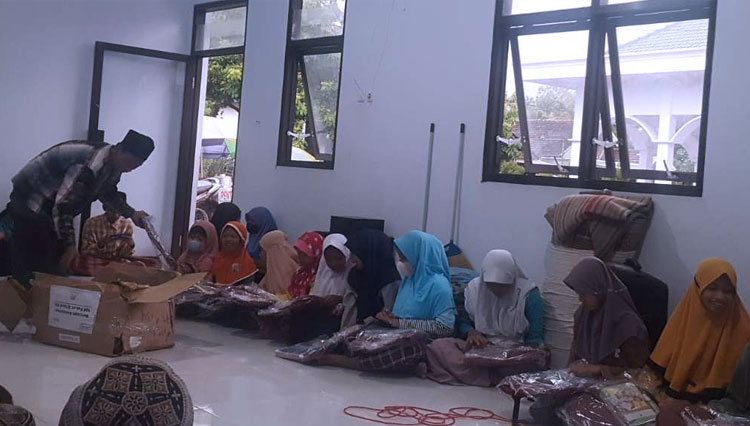Alfamart dan Lembaga Amil Zakat, Infaq, dan Sodaqoh Muhammadiah (LazizMU) membagikan 100 paket perlengkapan sekolah di Wonoasri, Kecamatan Grogol, Kabupaten Kediri, Rabu (24/11) sore. (Foto-foto: Alfamart for TIMES Indonesia)
