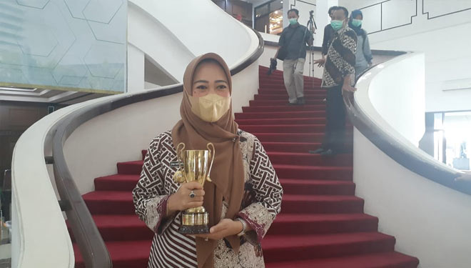 Bupati Dyah Hayuning Pratiwi SE BEcon MM menerima penghargaan di gedung Gradika Bhakti Praja Semarang. (FOTO : Humas Pemkab Purbalingga For TIMES Indonesia)
