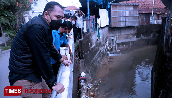 Wali Kota Surabaya Eri Cahyadi saat memantau saluran air di wilayah langganan banjir, Surabaya Barat. (FOTO: dok. TIMES Indonesia)