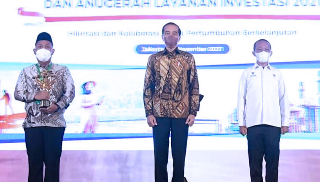 Bupati Gresik Fandi Akhmad Yani (Kiri) saat berfoto bersama Presiden RI Joko Widodo (Tengah) dan Menteri Investasi RI Bahlil Lahadalia (Kanan) (Foto: Bagian Protokol dan Komunikasi Pimpinan Pemkab Gresik).