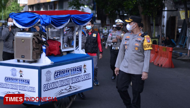 Gerobak vaksin ala Polresta Probolinggo sasar lansia di pasar. (FOTO: Choirul for TIMES Indonesia)
