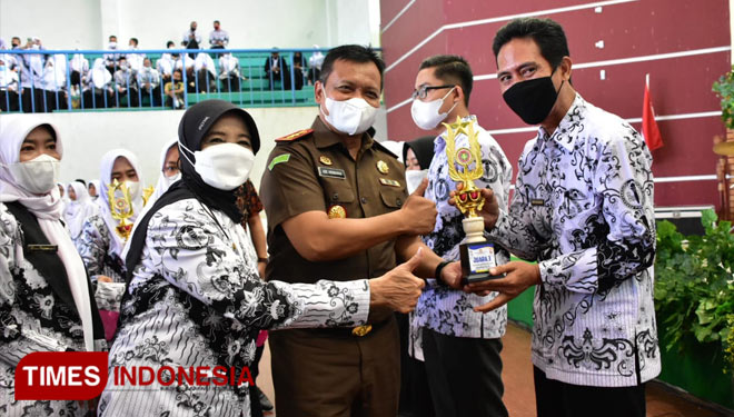 Wali Kota Banjar di dampingi Kajari saat menyerahkan penghargaan kepada guru berprestasi (foto:Susi/TIMES Indonesia)