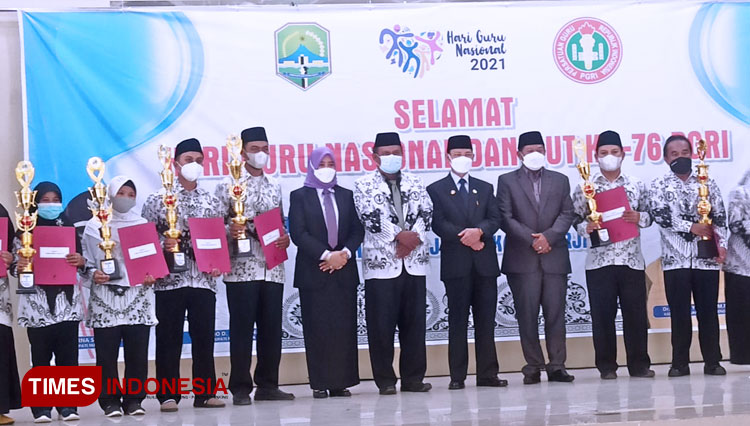 Bupati Majalengka, Karna Sobahi menghadiri peringatan Hari Guru Nasional dan HUT PGRI ke 76 tahun 2021 tingkat Kabupaten Majalengka. (Foto: Jaja Sumarja/TIMES Indonesia)