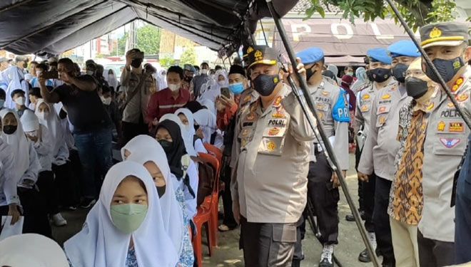 Kapolda Jawa Barat, Irjen Pol Suntana meninjau langsung vaksinasi massal di Kabupaten Majalengka. (Foto: Humas Polres Majalengka for TIMES Indonesia)