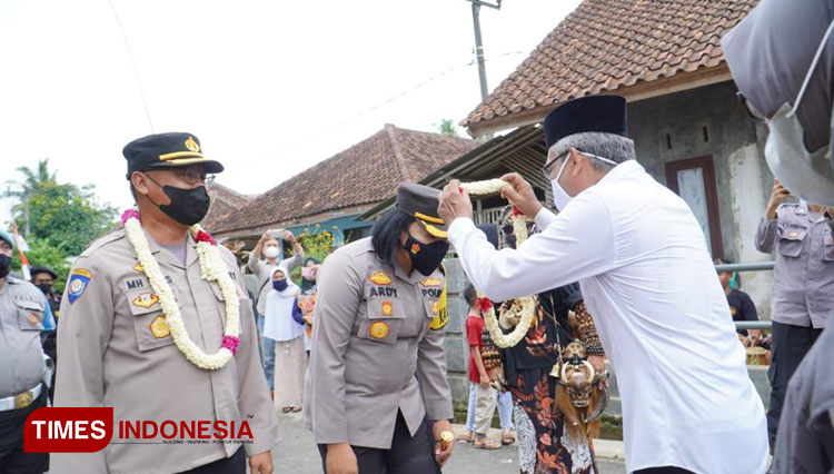 Kedatangan Wadir Binmas Polda Jabar dan Kapolres Banjar disambut baik oleh warga (foto:Susi/TIMES Indonesia)
