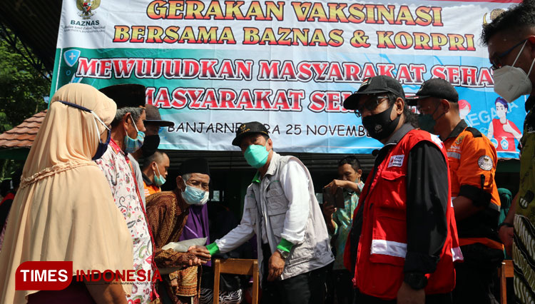Ketua Baznas  H Sutedjo Slamet Utomo SH MHum saat vaksinasi di Gumelem Kulon, Susukan, Banjarnegara. (FOTO : Kominfo for TIMES Indonesia)