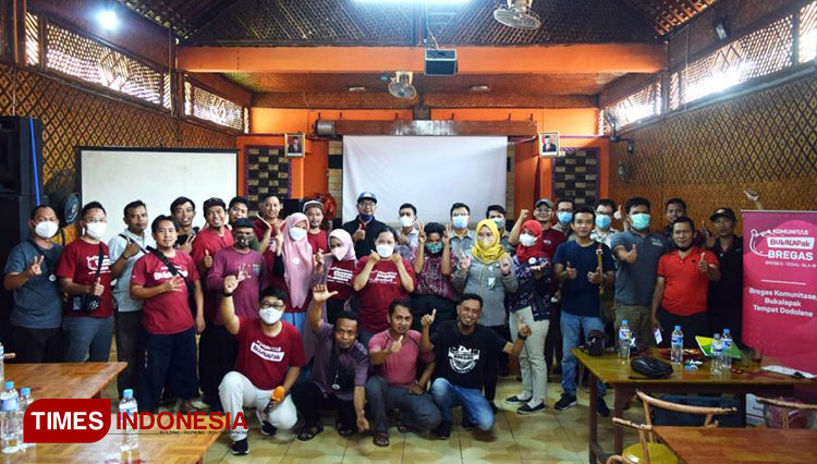 Komunitas Bukalapak Brebes, Tegal dan Slawi foto bersama BPJamsostek Cabang Tegal. (Foto : Rizwan For Times Indonesia)