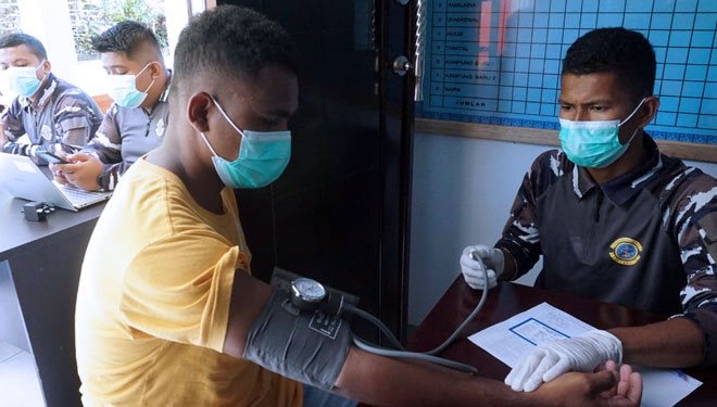 Lantamal IX Ambon menerjunkan tim vaksinator Rumkital dr FX Suhardjo untuk melaksanakan Serbuan Vaksin Masyarakat Maritim di Kantor Negeri Aboru Pulau Haruku Maluku Tengah, Kamis (25/11/2021). (Foto: Lantamal IX) 
