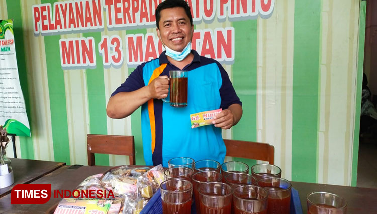 Minuman rempah-rempah wedang uwuh dibagikan kepada guru di Magetan saat momentum HGN, Rabu (25/11/2021). (Foto: Wedang Uwuh Gang Minthi for TIMES Indonesia)