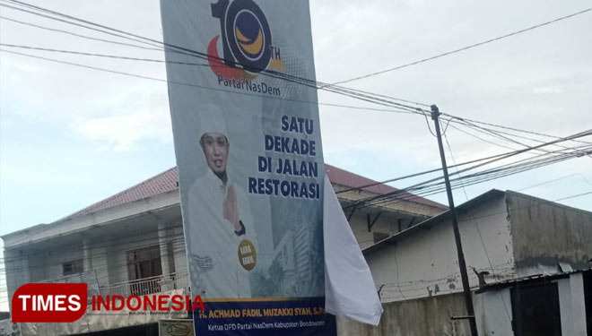 Penyegelan papan reklame yang sempat tutupi banner politisi Nasdem akhirnya dibuka pihak advertising. (FOTO: Moh Bahri/TIMES Indonesia)
